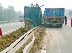 8月23日清晨，一輛大貨車在青蘭高速邯鄲市廣平段撞上護欄，闖進綠化帶，違章行駛三四十米后才剎住車。